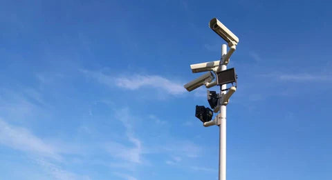 Telecamera di sorveglianza sotto il cielo